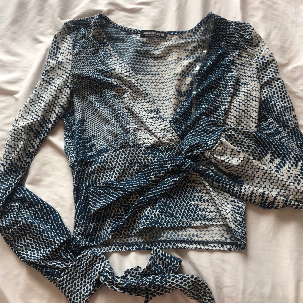 BLUE AND WHITE LONG SLEEVE CROP TOP